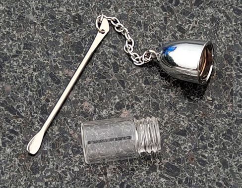 Zásobník na šňupací tabák se lžičkou skleněný 38 mm