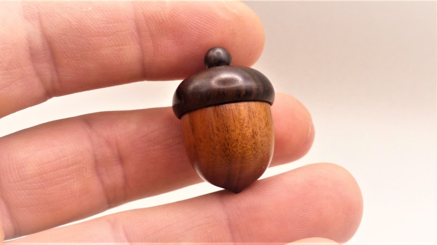Zásobník na šňupací tabák ze dřeva, tvar žalud
